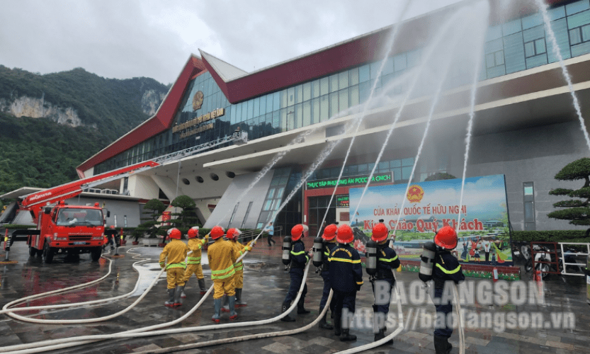 Thực tập phương án chữa cháy, cứu nạn, cứu hộ tại cửa khẩu quốc tế Hữu Nghị