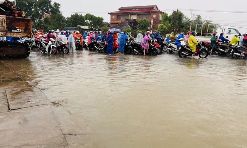 Mưa trắng trời, miền Trung triển khai hàng loạt biện pháp khẩn để ứng phó