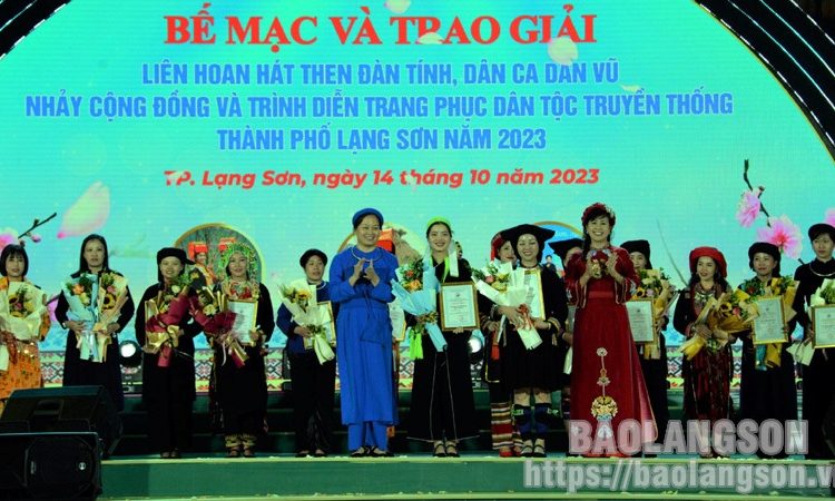 Liên hoan các câu lạc bộ văn hóa văn nghệ và trình diễn trang phục dân tộc truyền thống thành phố Lạng Sơn