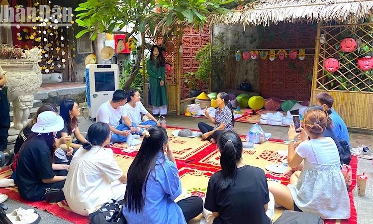 Những người trẻ "mang làng ra phố"