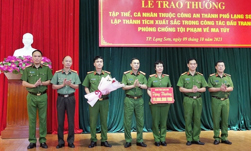 Trao thưởng cho các tập thể, cá nhân có thành tích trong công tác đấu tranh phòng, chống tội phạm về