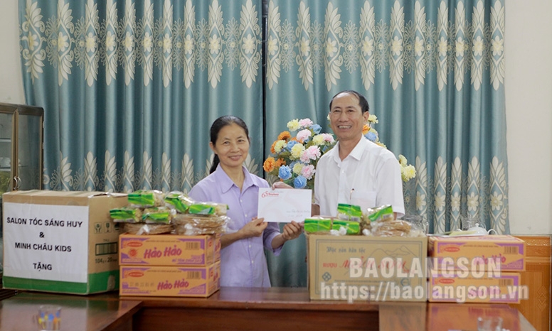 Tiền Phong thường trú tại Lạng Sơn và các đơn vị đồng hành: Thăm, tặng các phần quà trị giá trên 18 triệu