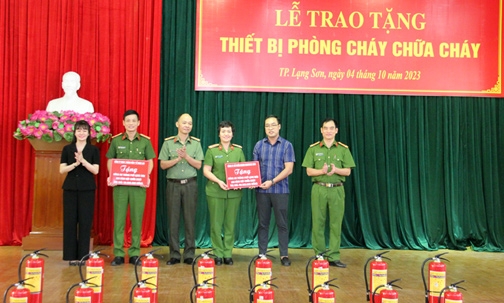 Công an thành phố Lạng Sơn tiếp nhận 800 bình chữa cháy xách tay do các doanh nghiệp hỗ trợ