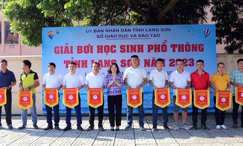 Hơn 250 vận động viên tham dự giải bơi học sinh phổ thông