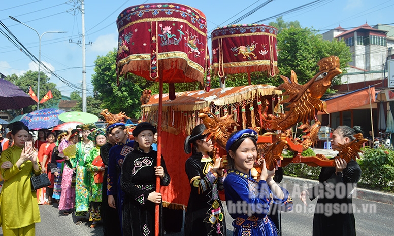 Đông đảo người dân tham dự lễ hội đền thờ Trần Hưng Đạo, thị trấn Thất Khê, huyện Tràng Định