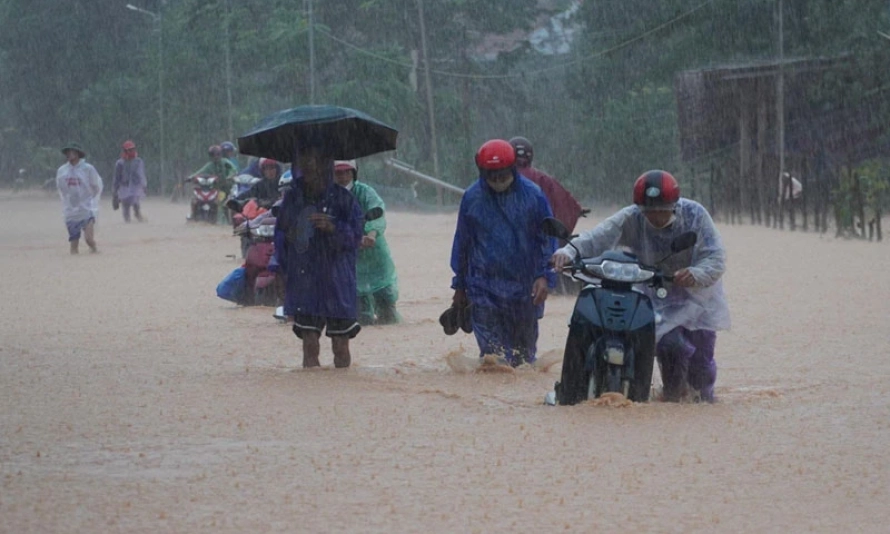 Các tỉnh từ Hà Tĩnh đến Phú Yên mưa lớn, cảnh báo ngập úng, lũ quét, sạt lở