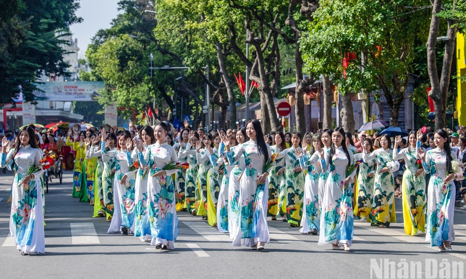 Rực rỡ sắc màu Carnaval Thu Hà Nội trên Phố đi bộ Hồ Hoàn Kiếm