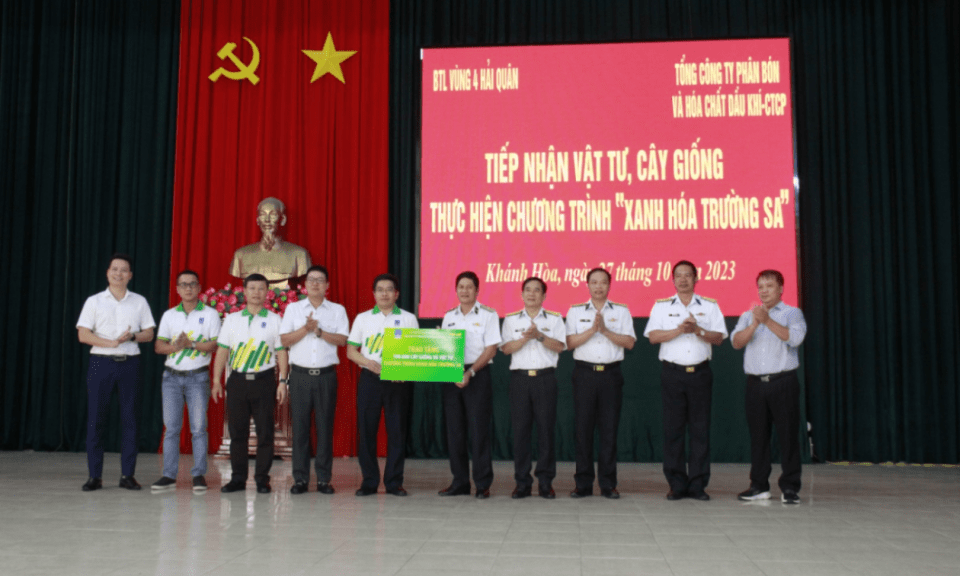 PVFCCo bàn giao 100.000 cây xanh và vật tư góp phần “xanh hóa Trường Sa”