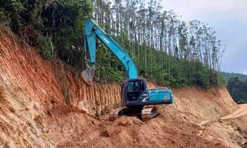 Dân vùng ba xung phong hiến đất mở đường