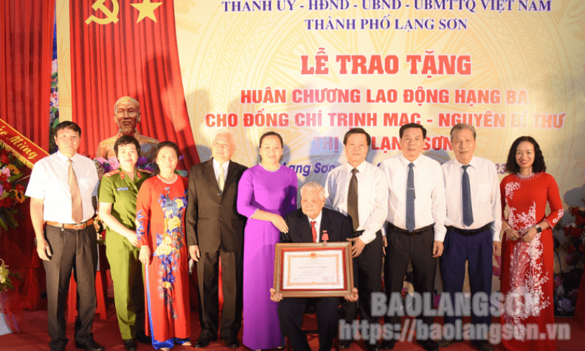 Tặng thưởng Huân chương Lao động hạng Ba cho đồng chí Trịnh Mạc, nguyên Bí thư Thị ủy Lạng Sơn