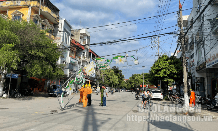 Đèn trang trí rơi xuống đường khiến 1 người bị thương