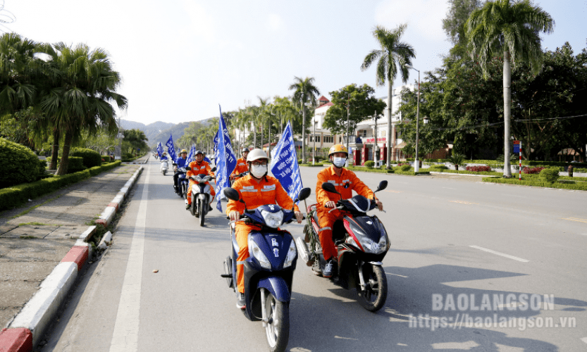 Công ty Điện lực Lạng Sơn: Diễu hành hưởng ứng Ngày Pháp luật nước Cộng hòa xã hội chủ nghĩa Việt Nam