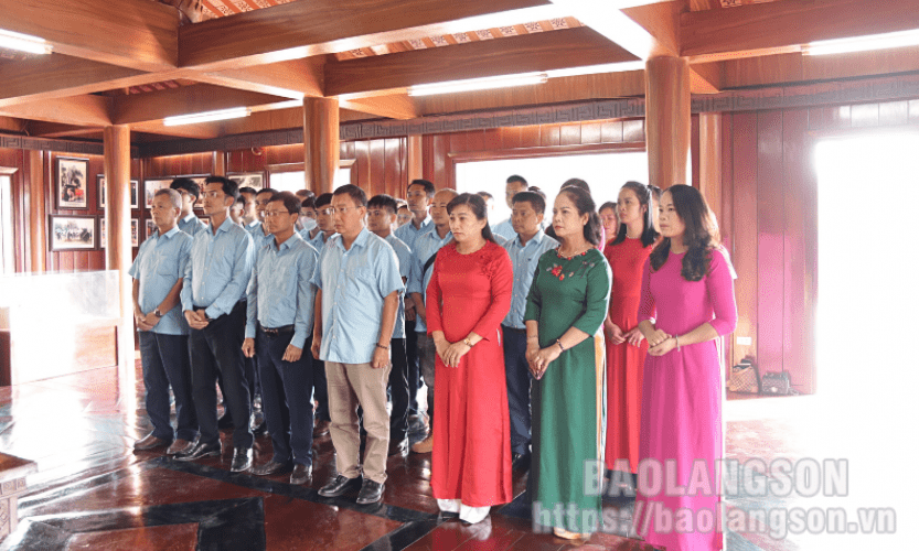 Chi bộ Ban Quản lý xây dựng và bảo trì hạ tầng giao thông: Sinh hoạt chuyên đề tại khu lưu niệm đồng