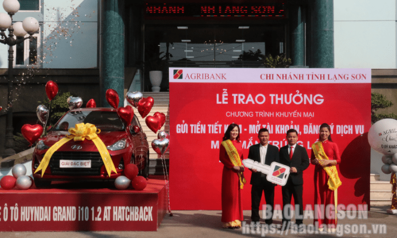 Agribank Lạng Sơn trao thưởng giải đặc biệt cho khách hàng may mắn