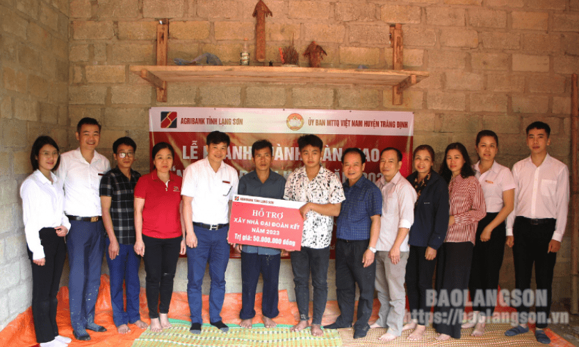 Khánh thành và bàn giao nhà đại đoàn kết cho gia đình có hoàn cảnh đặc biệt khó khăn