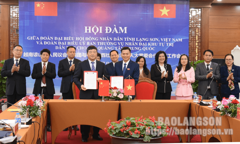 tỉnh hội đàm với Đoàn đại biểu Ủy ban Thường vụ Nhân đại Khu tự trị dân tộc Choang Quảng Tây, Trung Quốc