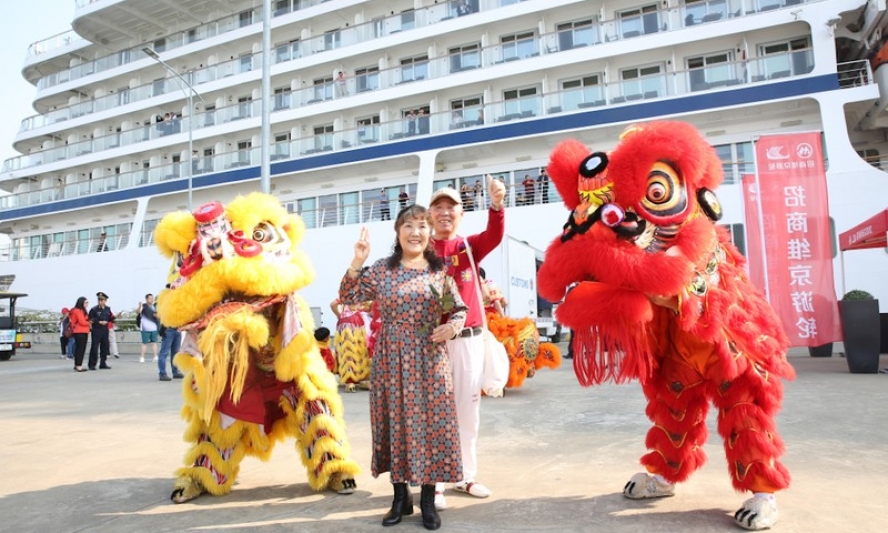 Tàu khách Trung Quốc đầu tiên đưa hơn 700 du khách đến Hạ Long