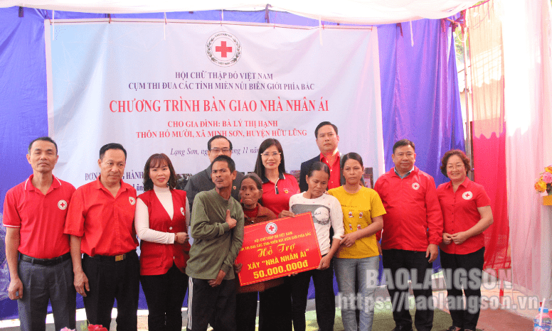 Cụm thi đua Hội Chữ thập đỏ các tỉnh miền núi biên giới phía Bắc bàn giao nhà nhân ái cho hộ nghèo tại