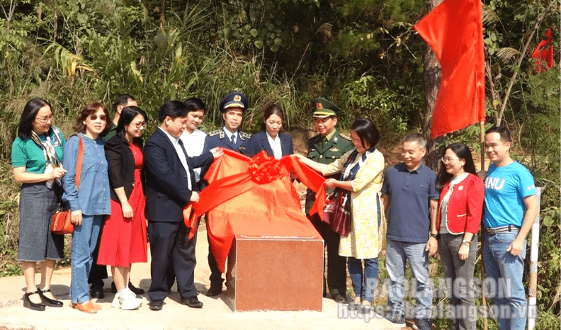 Khánh thành đường lên cột mốc