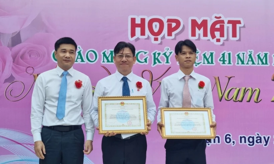 Khen thưởng nhà trường thay tặng hoa bằng thẻ bảo hiểm y tế cho học sinh