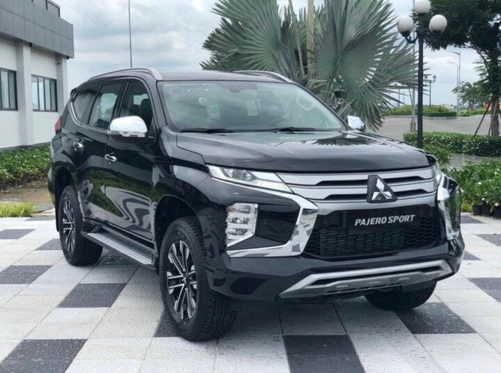 Mitsubishi Pajero Sport 2023 hiện được hỗ trợ 100% phí trước bạ.