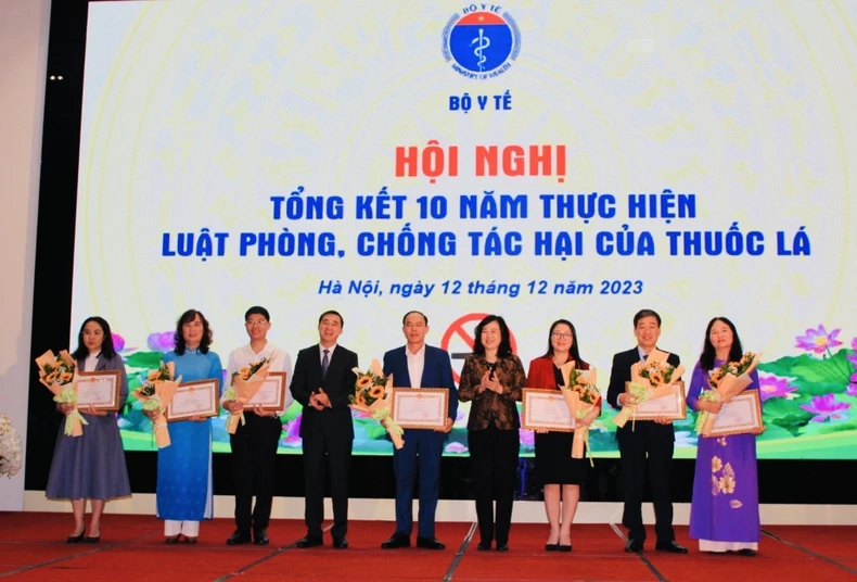 Công tác phòng, chống tác hại của thuốc lá vẫn còn nhiều khó khăn, thách thức ảnh 1