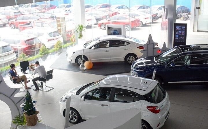 Nhiều đại lý, Showroom ô tô đua nhau đưa ra các chương trình giảm giá nhằm kích cầu mua sắmdịp Tết. (Ảnh minh hoạ).