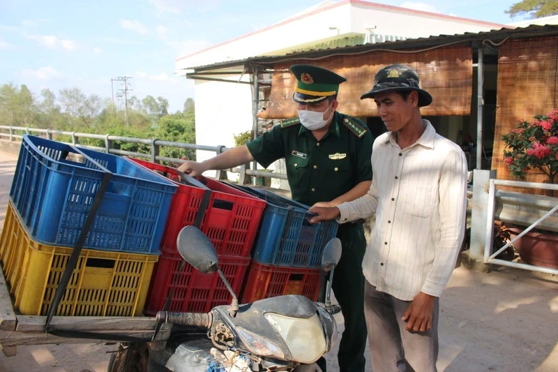 Lực lượng Đồn biên phòng Sông Trăng (huyện Tân Hưng, tỉnh Long An) kiểm soát người dân qua lại tại khu vực Trạm kiểm soát Biên phòng Tân Hưng, Long An.