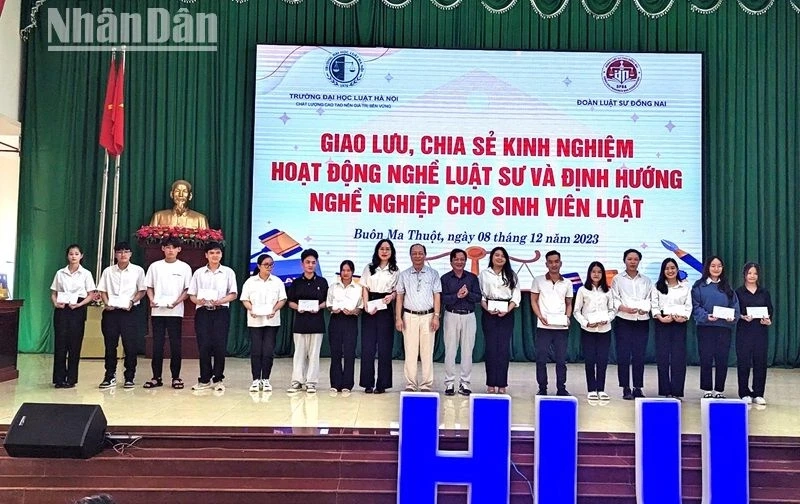 Lãnh đạo Đoàn Luật sự tỉnh Đồng Nai trao tặng học bổng cho các sinh viên vượt khó học giỏi tại Phân hiệu Đại học Luật Hà Nội tại Đắk Lắk.