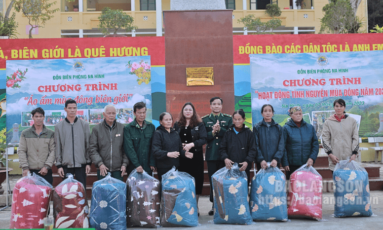 Đồn Biên phòng Na Hình tổ chức chương trình “Áo ấm mùa đông biên giới”