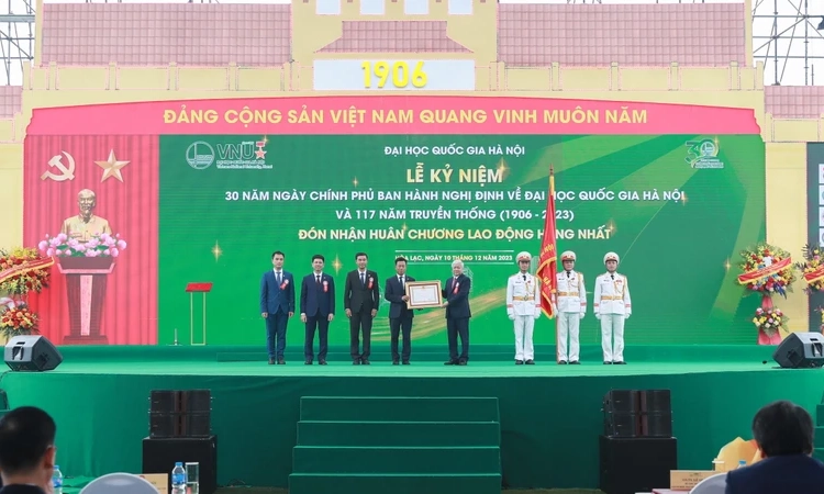 Đại học Quốc gia Hà Nội đón nhận Huân chương Lao động hạng Nhất