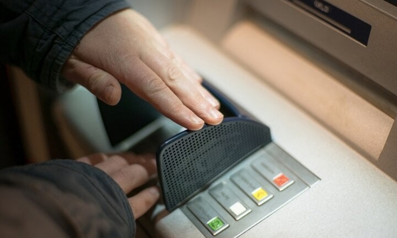 Cách nhận biết các nguy cơ mất an toàn của thẻ ngân hàng trên máy ATM