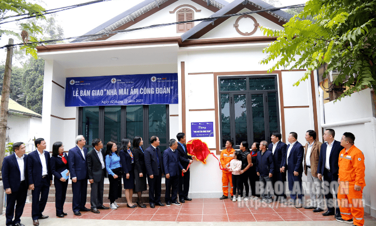 Công ty Điện lực Lạng Sơn bàn giao nhà “Mái ấm công đoàn” cho công nhân có hoàn cảnh khó khăn về nhà ở