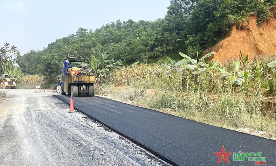 Cán bộ, đảng viên nêu gương học và làm theo Bác