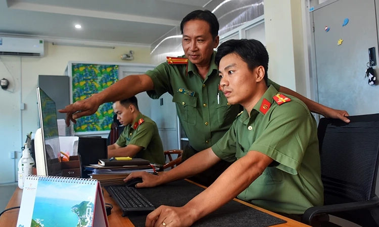 Tăng cường bảo vệ nền tảng tư tưởng của Đảng, lực lượng Công an nhân dân “chỉ biết còn Đảng thì còn mình