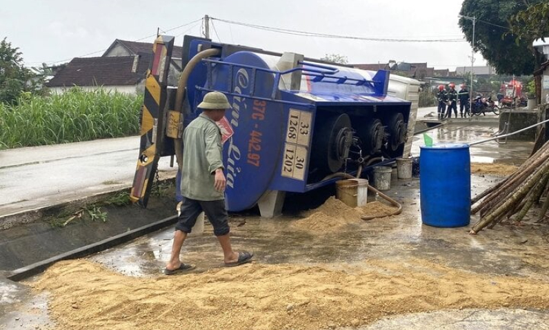 Lật xe bồn chở xăng ở Nghệ An, nhiều hộ dân phải di dời