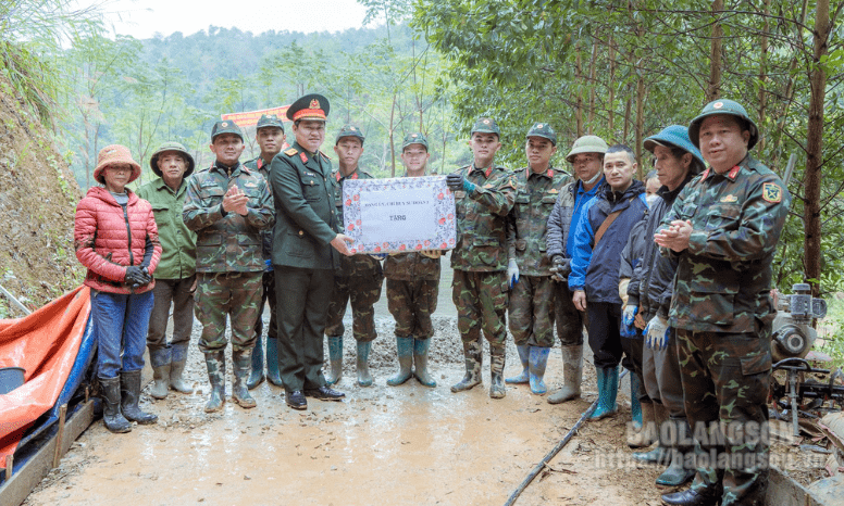 Đoàn công tác Sư đoàn Bộ binh 3 thăm, tặng quà cán bộ, chiến sĩ Trung đoàn 141 đang làm công tác dân vận tại xã Hội Hoan, huyện Văn Lãng