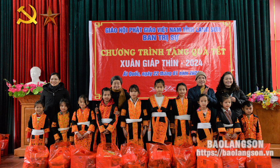 Ban Trị sự Giáo hội Phật giáo tỉnh tặng hơn 150 suất quà tết cho học sinh có hoàn cảnh khó khăn trên