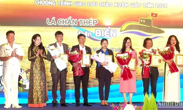 Nhiều hoạt động ý nghĩa tại chương trình giao lưu “Lá chắn thép trên biển”