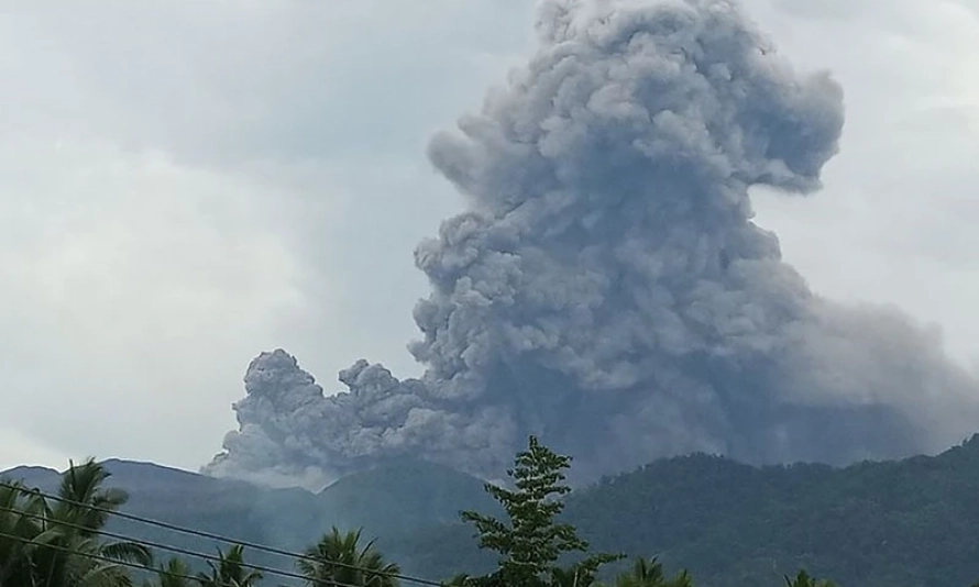 Indonesia: Núi lửa Dokono phun trào, cột tro bụi cao tới 1,7km