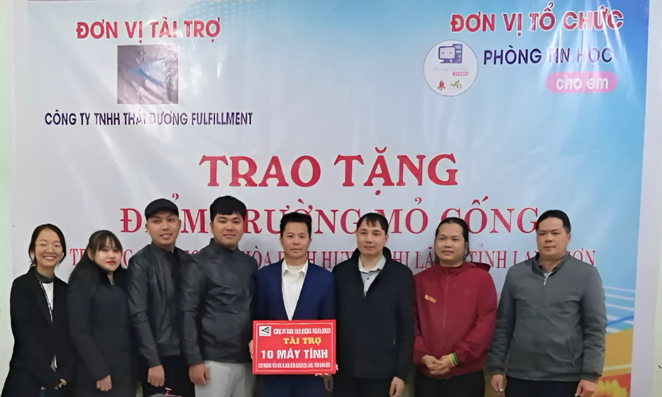 Trao tặng 10 bộ máy tính cho Điểm trường Mỏ Cống, Trường Tiểu học xã Hòa Bình, huyện Chi Lăng