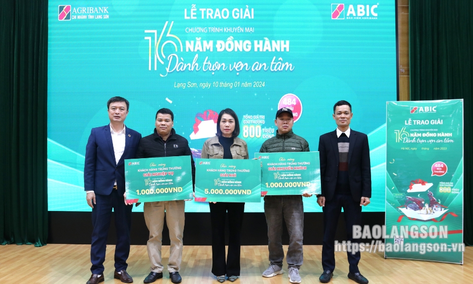 ABIC trao giải cho khách hàng trúng thưởng chương trình “16 năm đồng hành - Dành trọn vẹn an tâm”