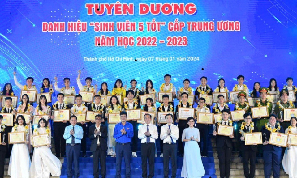 Kỷ niệm 74 năm Ngày truyền thống học sinh, sinh viên và tuyên dương "Sinh viên 5 tốt"