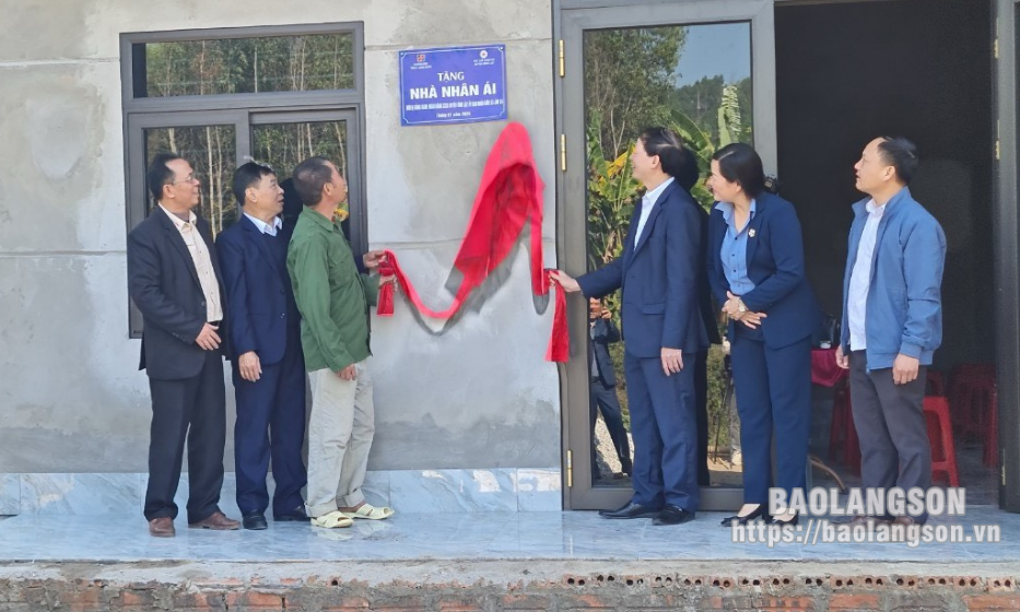 Bàn giao nhà nhân ái cho hộ có hoàn cảnh khó khăn tại huyện Đình Lập