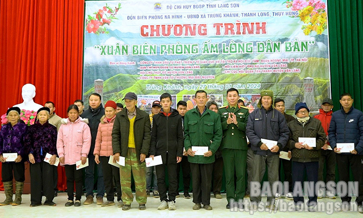 Chương trình “Xuân biên phòng ấm lòng dân bản”: Trao tặng 238 suất quà tết cho cư dân biên giới huyện