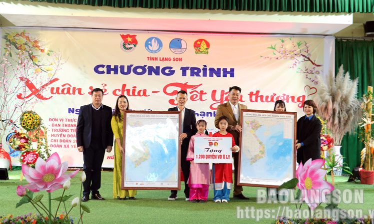 100 suất quà trong chương trình “Xuân sẻ chia - Tết yêu thương” và Ngày hội “Trường học hạnh phúc” năm