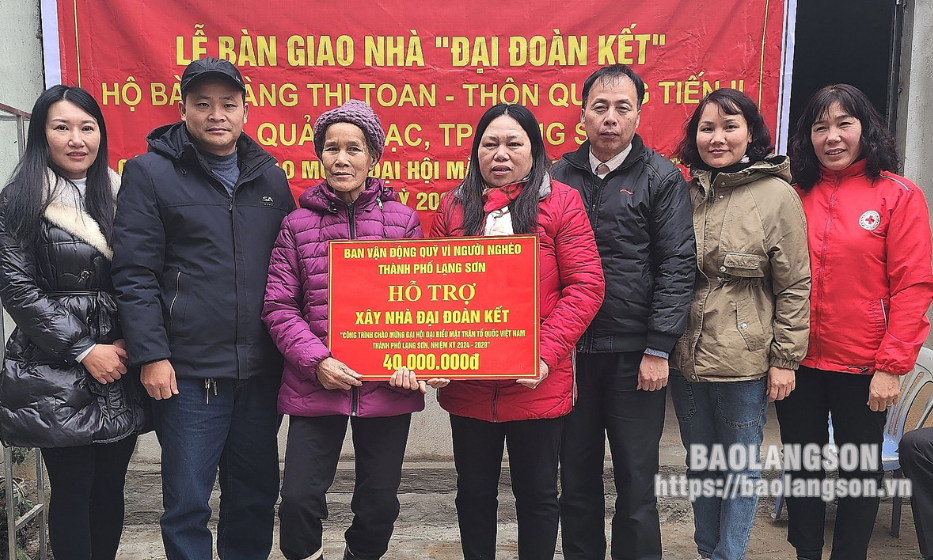 Bàn giao nhà “Đại đoàn kết” cho hộ nghèo