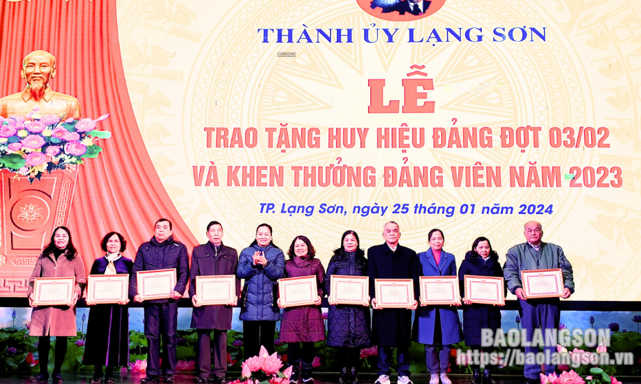 Thành uỷ Lạng Sơn trao Huy hiệu Đảng đợt 3/2 và khen thưởng đảng viên năm 2023