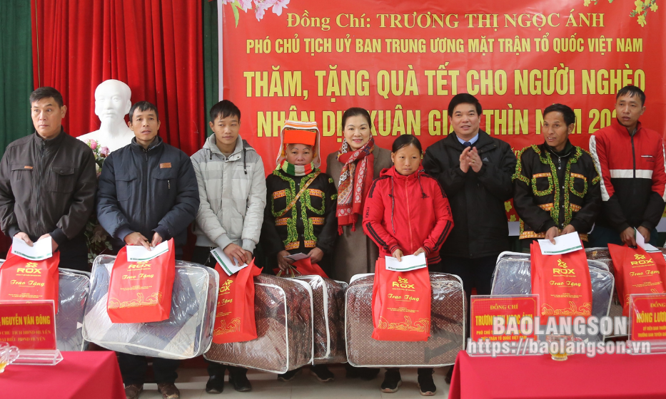 Lãnh đạo Ủy ban Trung ương MTTQ Việt Nam thăm, tặng quà tết tại xã Công Sơn, huyện Cao Lộc