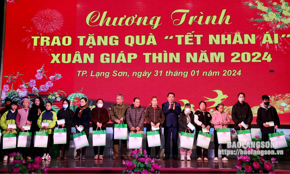 Trao tặng 248 suất quà tết Nhân ái trên địa bàn thành phố Lạng Sơn